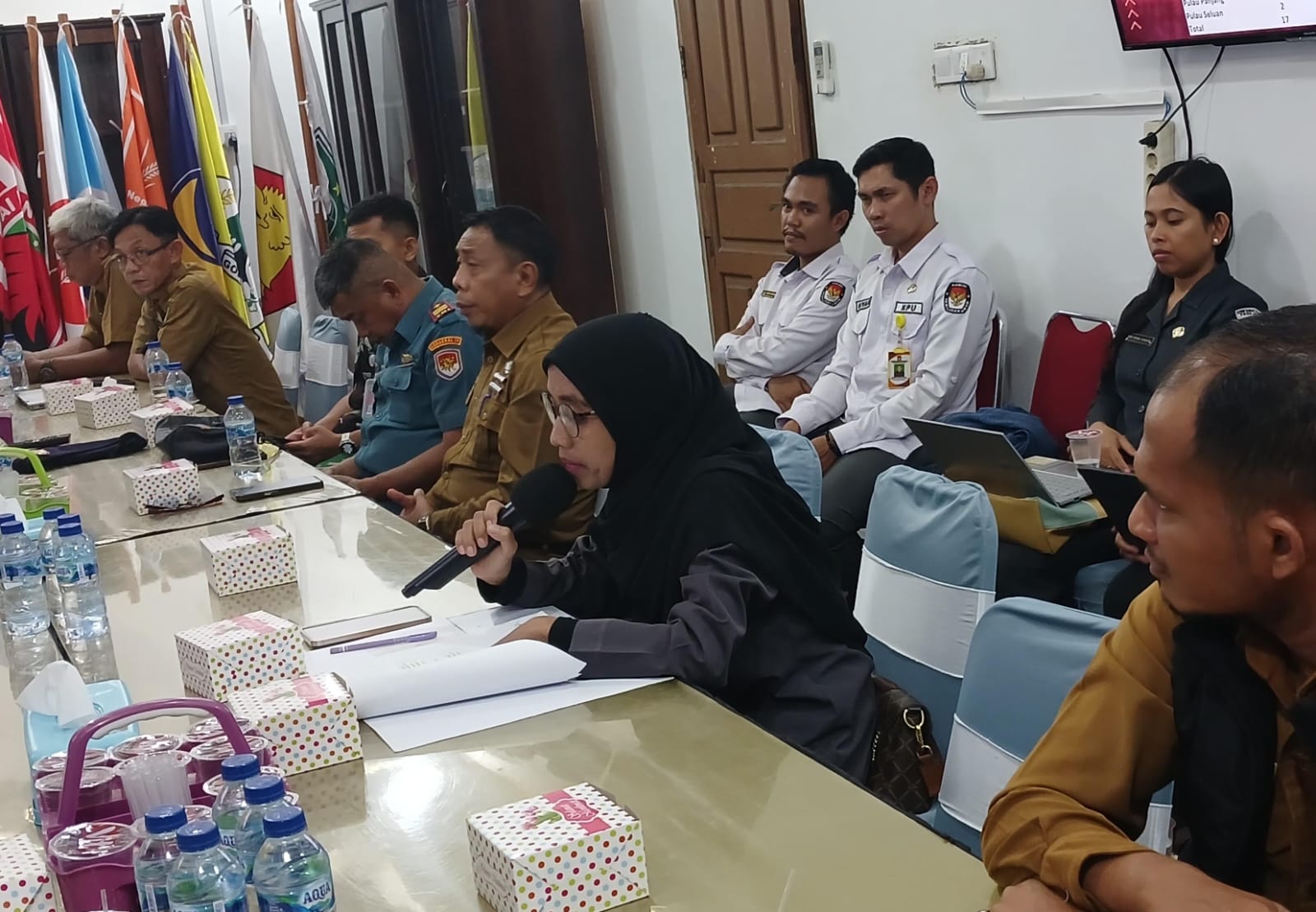 Ila Nurlaila saat menyampaikan tanggapan dari Bawaslu Kabupaten Natuna dalam rapat Koordinasi Pemutakhiran Data Pemilih Berkelanjutan Triwulan II (29/06/2026)