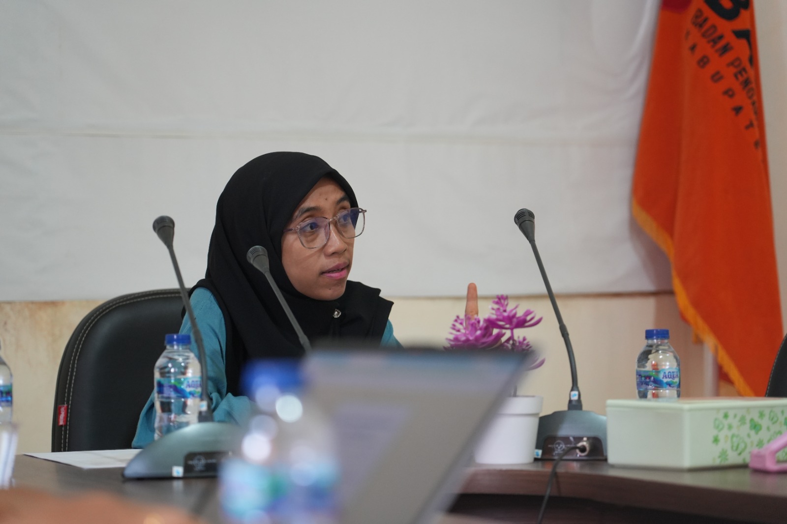 Anggota Bawaslu Kabupaten Natuna Ila Nurlaila pada saat mengikuti rapat koordinas divisi Hukum, Pencegahan, Partisipasi Masyararakat dan Humas yang diselenggarakan oleh Bawaslu Provinsi Kepulauan Riau (03/07/2026).