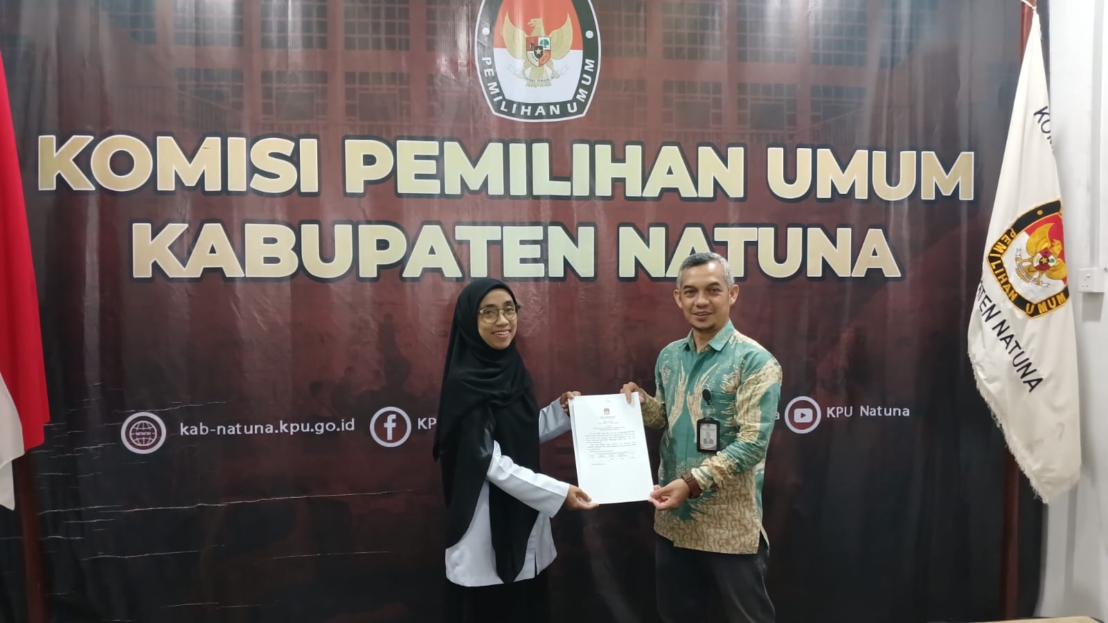 Anggota Bawaslu Kabupaten Natuna Ila Nurlaila saat menerima BA Pleno PDPB Triwulan II di Kantor KPU Kabupaten Natuna (01/07/2026)