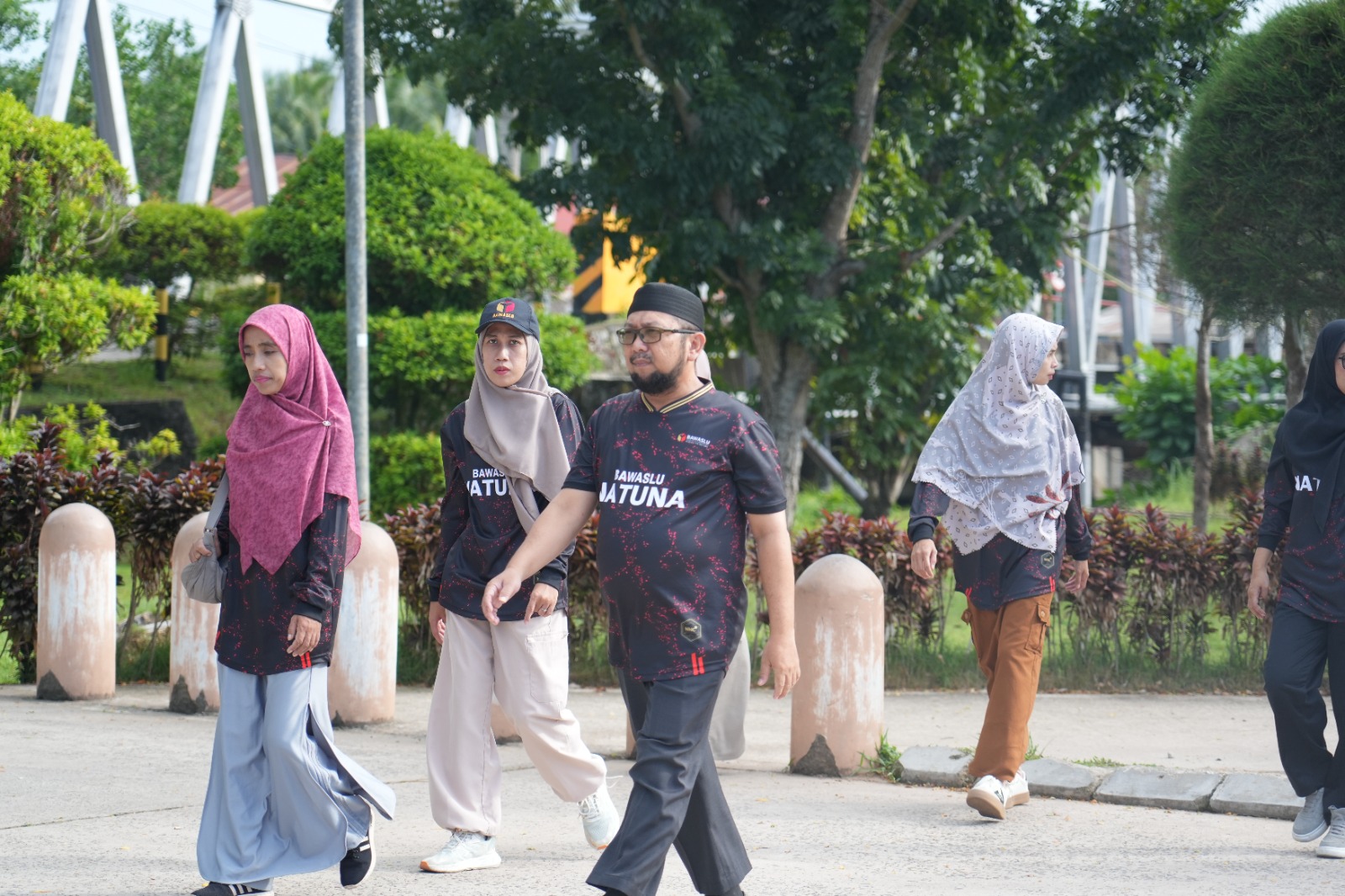 Anggota Bawaslu Kabupaten Natuna Ila Nurlaila dan Koordinator Sekretariat Fisabillillah saat jalan santai bersama jajaran staf di Pantai Piwang Kota Ranai (02/07/2026)