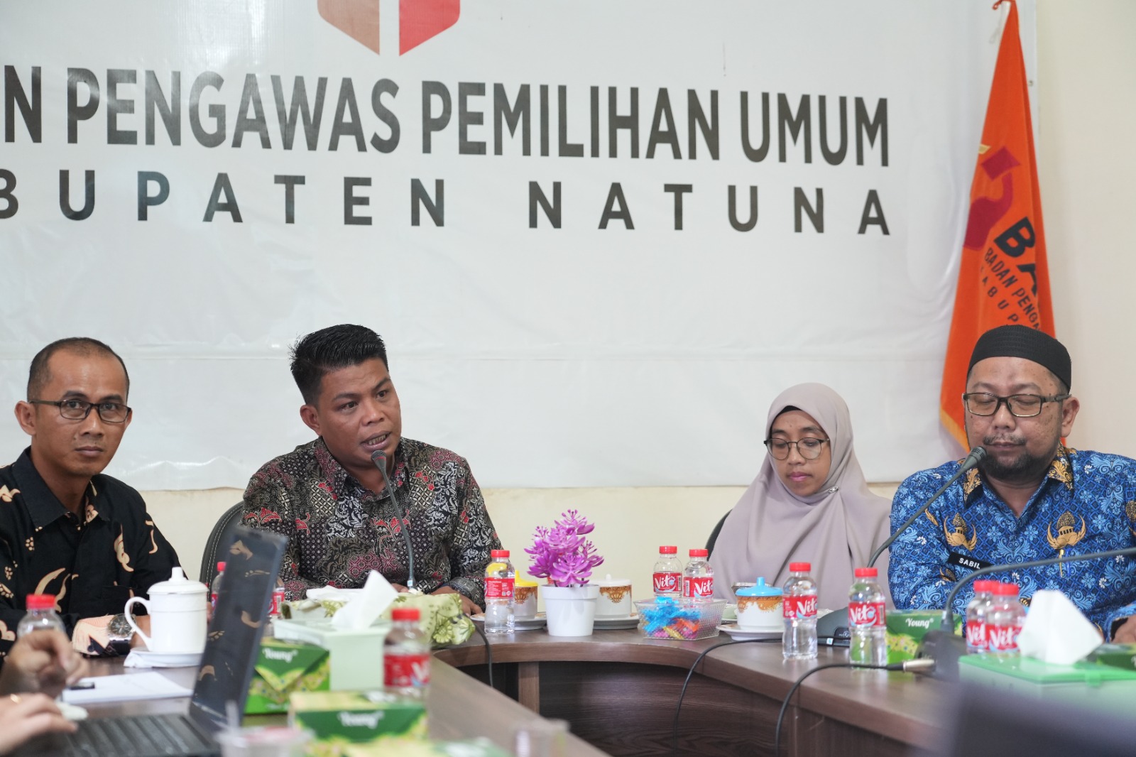Ketua Bawaslu Kabupaten Natuna (Tengah) pada saat memberikan arahan dalam pelaksanaan kegiatan Peningkatan Kapasitas dan Pemahaman Pengelolaan Administrasi Keuangan di Lingkungan Bawaslu Kabupaten Natuna, pada Kamis (23/7/2026)