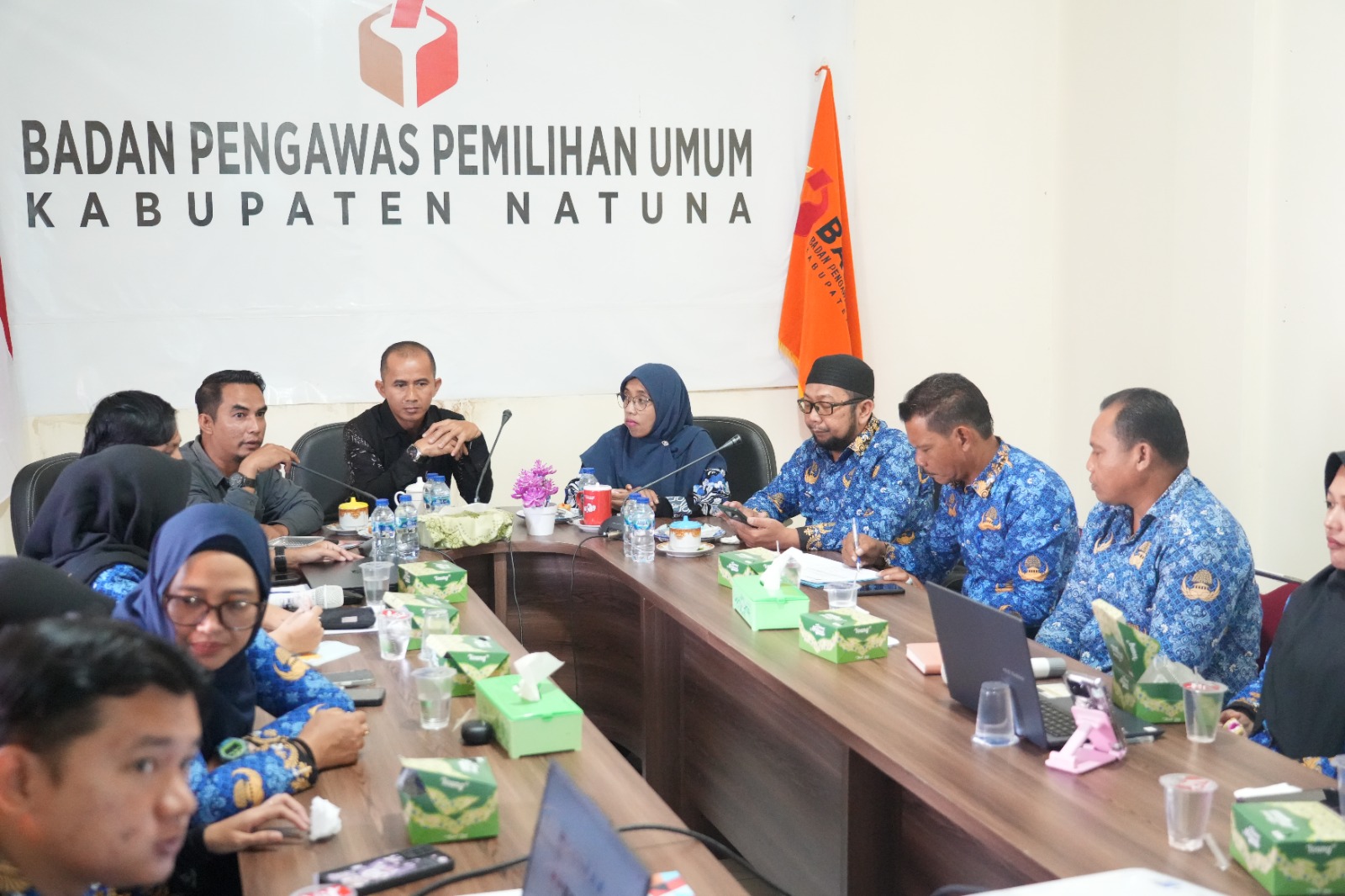 Tomi Yanto anggota KPU Kabupaten Natuna saat menyampaikan materi dalam kegiatan Pengelolaan Kehumasan Bawaslu pada (13/08/2026)