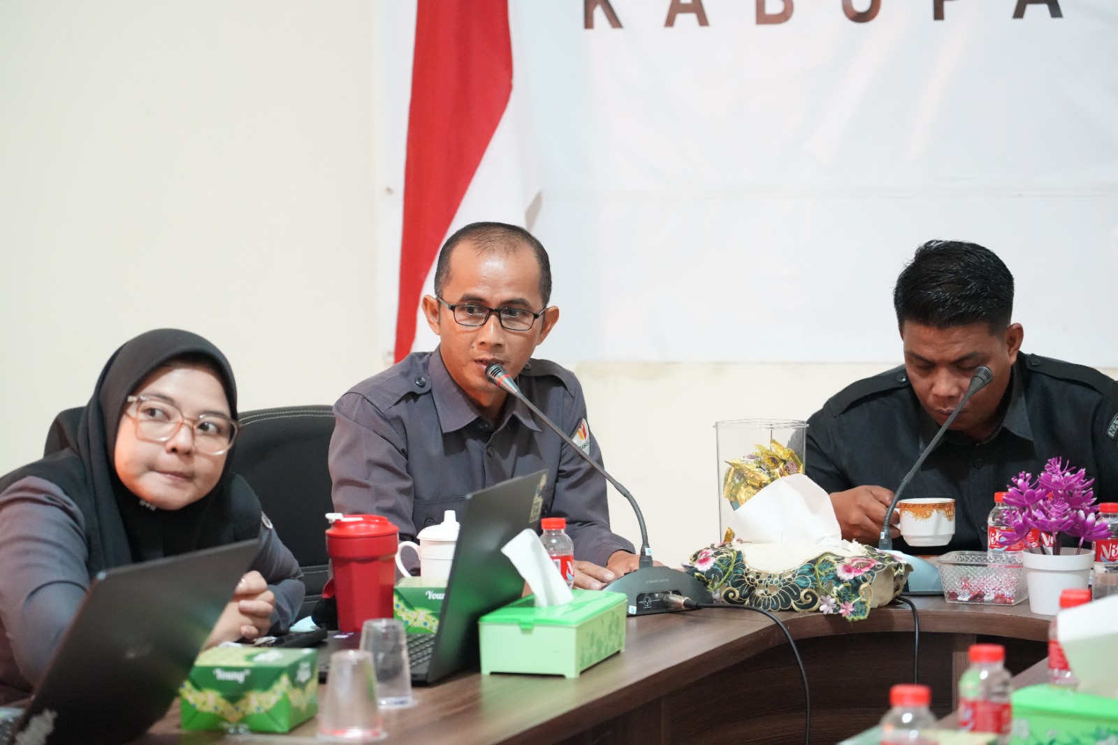 Anggota Bawaslu Kabupaten Natuna Sudarsono pada saat menyampaikan materi dalam kegiatan Peningkatan Kapasitas untuk Mewujudkan Pemilu Bermartabat melalui Penyelesaian Sengketa Proses (26/08/2026)