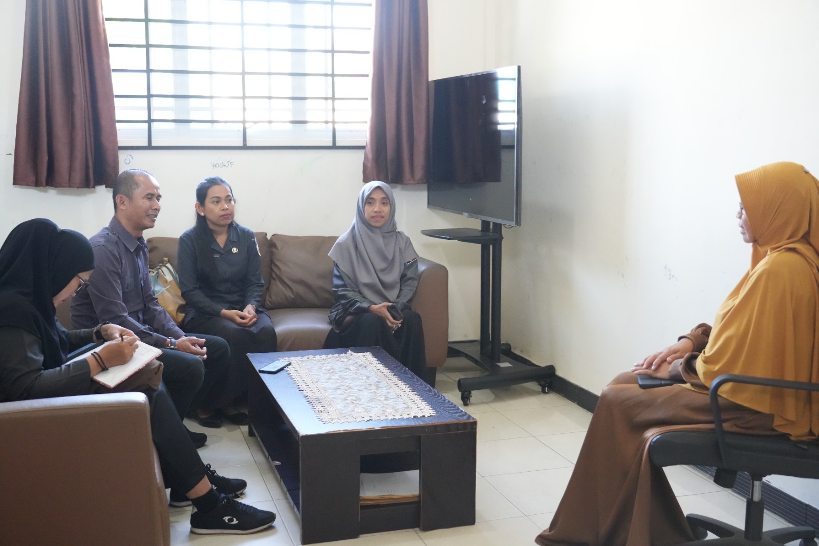 Anggota Bawaslu Kabupaten Natuna Sudarsono, Ila Nurlaila beserta staf pada saat melakukan audiensi dan koordinasi bersama kepsek SLB Negeri Ranai pada (03/08/2026)