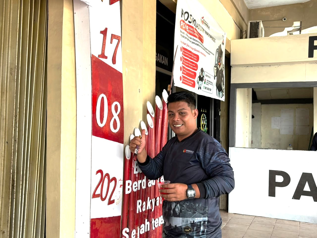 Ketua Bawaslu Kabupaten Natuna Siswandi saat melakukan gotong royong bersama jajaran staf Bawaslu Kabupaten Natuna dalam rangka memeriahkan HUT RI Ke 81 (06/08/2026)