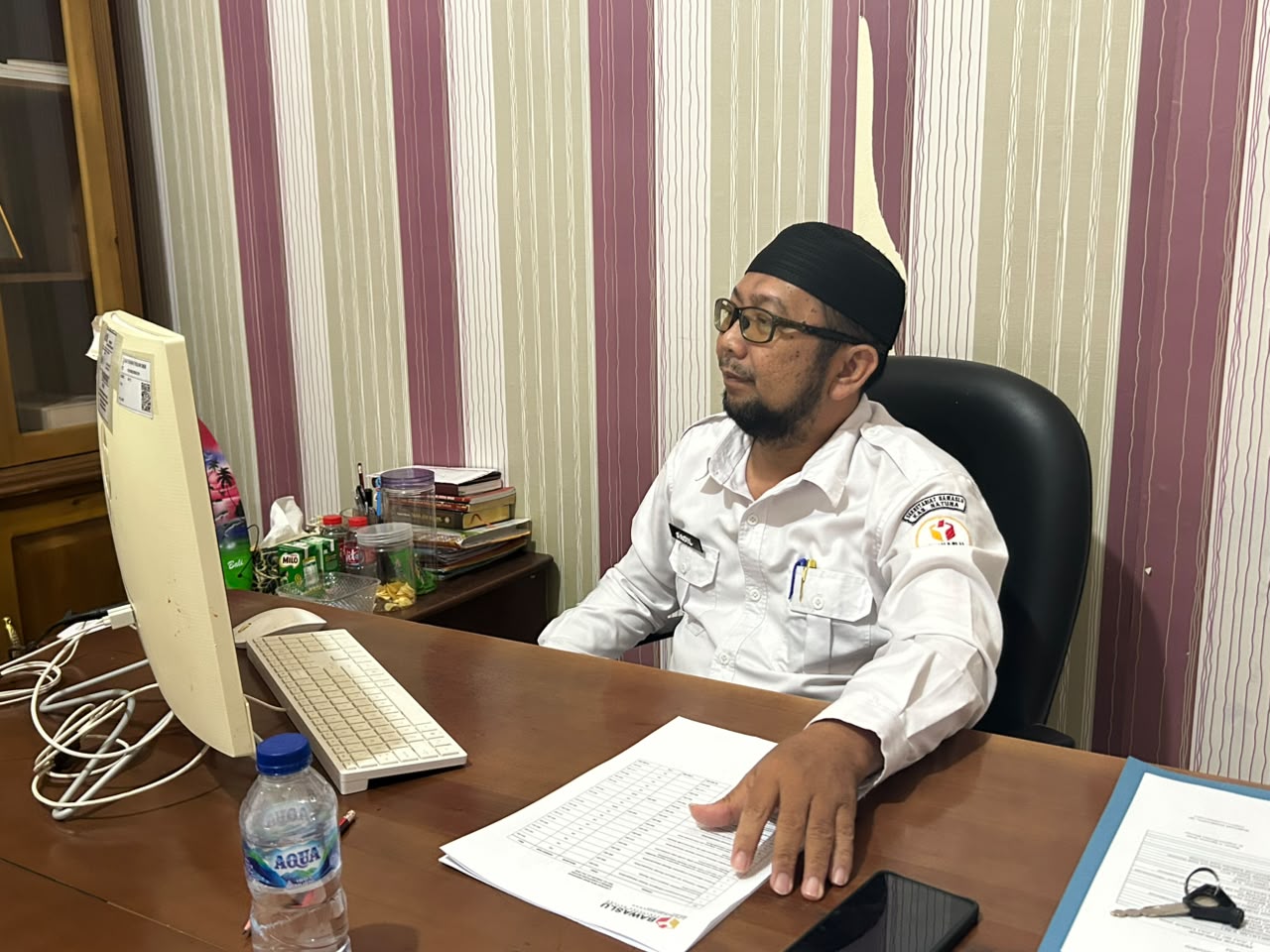Koordinator Sekretariat Bawaslu Kabupaten Natuna Fisabillillah saat mengikuti kegiatan Monitoring, Evaluasi dan Pelaporan Pelaksanaan Program Tahun Anggaran 2026 di Lingkungan Bawaslu Provinsi dan Bawaslu Kabupaten/Kota se-Provinsi Kepulauan Riau melalui Zoom meeting pada (12/08/2026)