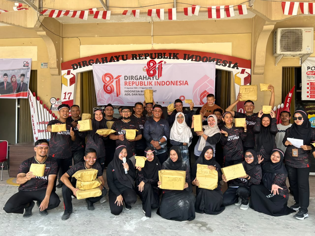 Foto bersama jajaran Bawaslu Kabupaten Natuna setelah pembagian hadiah lomba 17 Agustus 2026