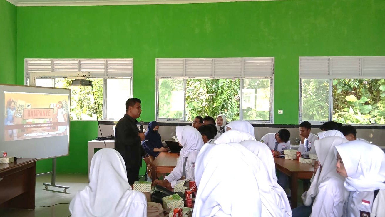 Ketua Bawaslu Kabupaten Natuna Siswandi, S.Sos saat memberikan materi "Pemilih Cerdas" di SMAN 1 Bunguran Selatan dalam kegiatan pendidikan pemilih berkelanjutan yang dilaksanakan oleh KPU Kabupaten Natuna (18/08/2026)