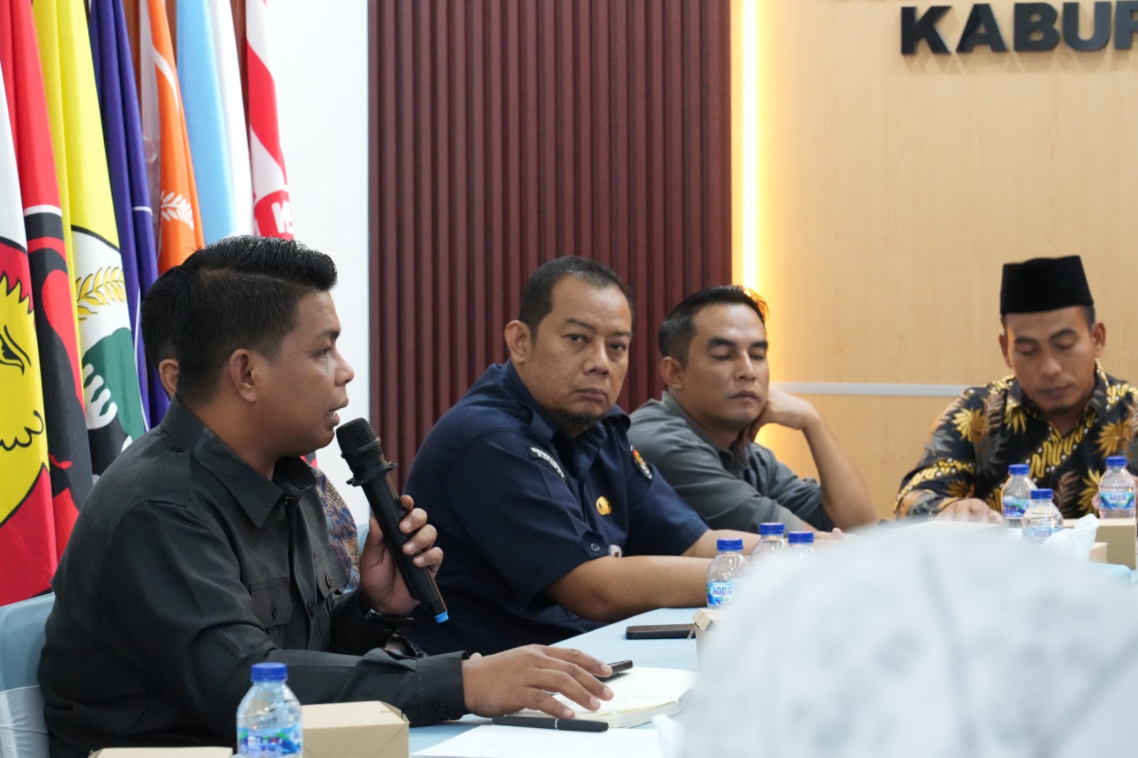 Ketua Bawaslu Kabupaten Natuna Siswandi, S.Sos pada saat menyampaikan saran masukan dalam Rapat Pleno Pemutakhiran Data Pemilih Berkelanjutan (PDPB) Triwulan III yang dilaksanakan di Kantor KPU Kabupaten Natuna (29/09/2026)