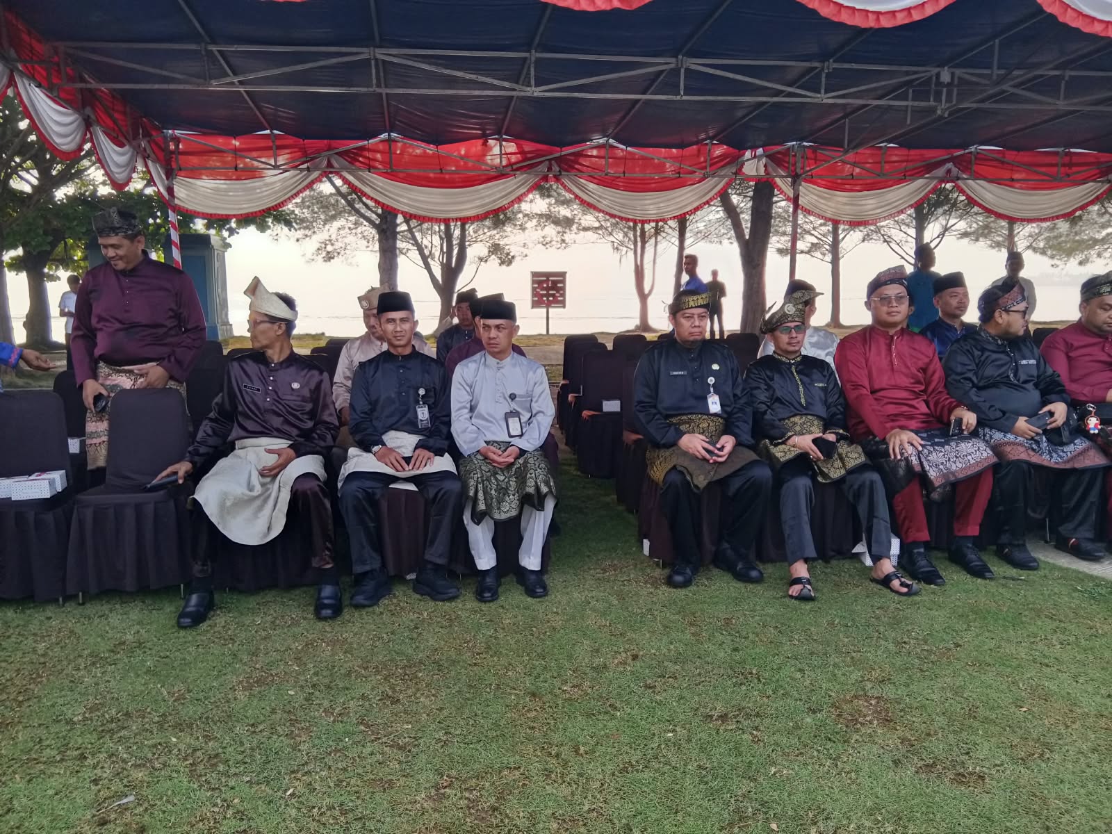 Anggota Bawaslu Kabupaten Natuna Sudarsono pada saat menghadiri upacara peringatan HUT Kabupaten Natuna yang ke 27 di alun-alun Pantai Piwang (12/10/2026)