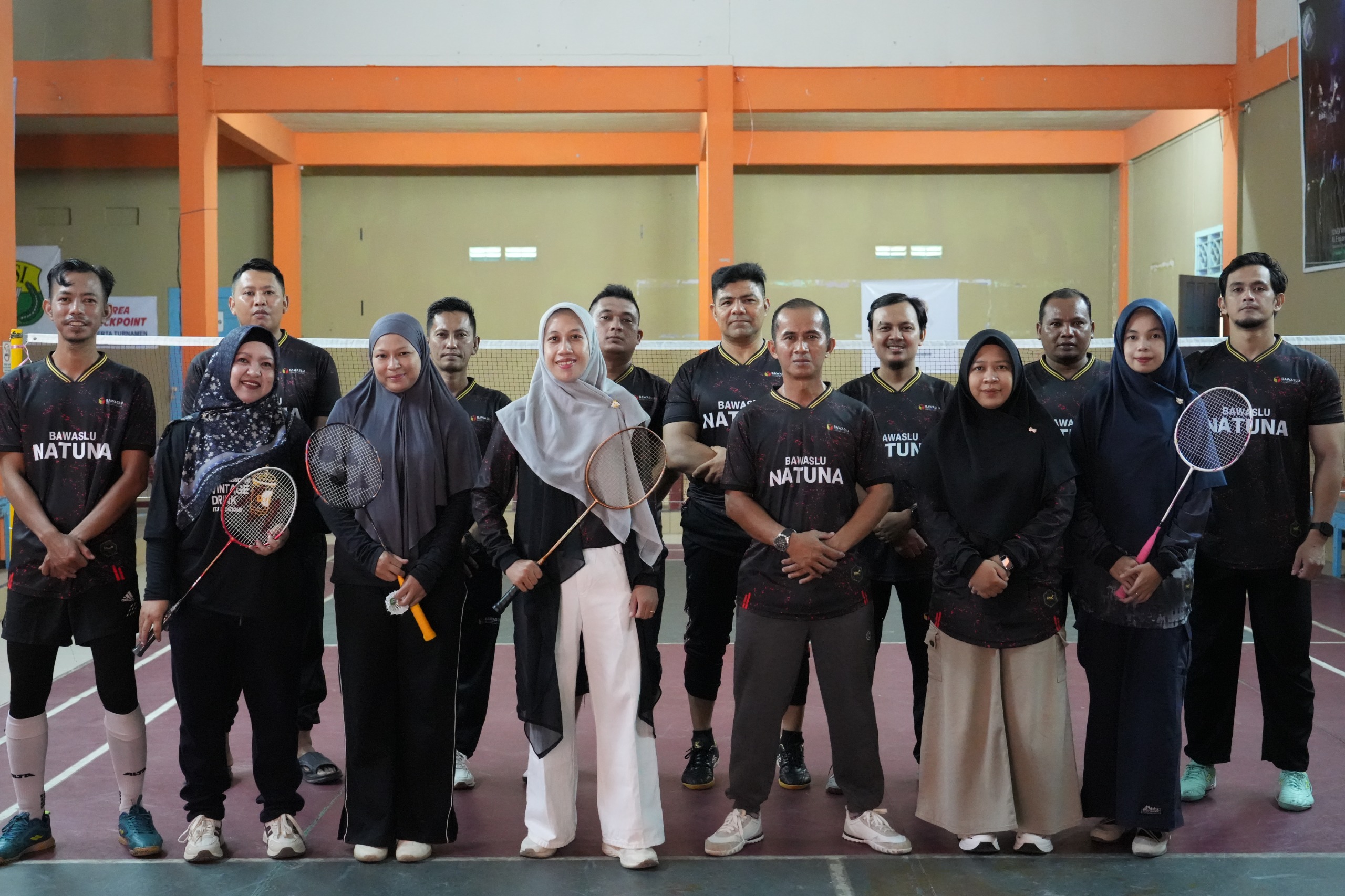 Foto bersama jajaran Bawaslu Kabupaten Natuna pada saat bermain badminton dalam program Bawaslu Sehati (22/10/2026)