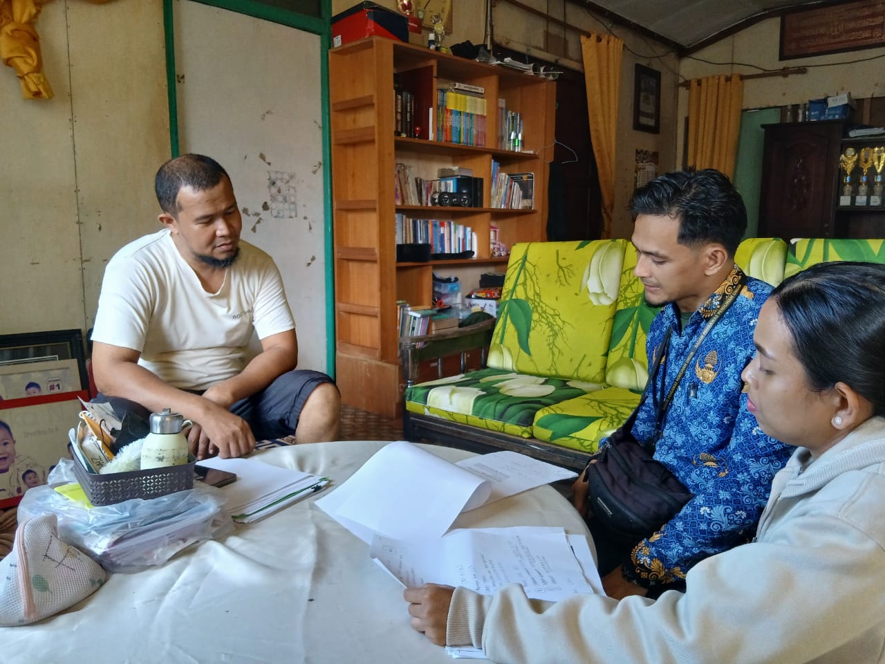 Staf Bawaslu Kabupaten Natuna pada saat melakuka uji petik Pemutakhiran Data Pemillih Berkelanjutan (PDPB) di Kelurahan Ranai Kota (28/10/2026)