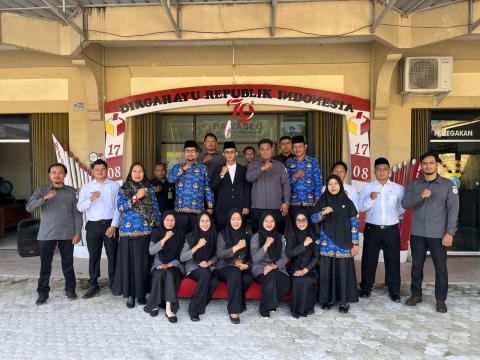 Foto bersama Sekretariat Bawaslu Kabupaten Natuna