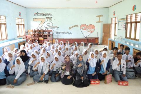 Foto bersama dengan para siswa-siswi pada saat kegiatan sosialisasi pemilih pemula yang dilaksanakan oleh Bawaslu Natuna bersama Anggota Bawaslu Provinsi Kepri Dr. Maryamah, M.Pd,I di SMAN 1 Bunguran Timur Laut pada (24/11/2025)