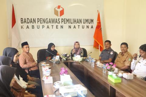 Penyampaian materi oleh Anggota Bawaslu Provinsi Kepri Maryamah dalam kegiatan rapat koordinasi pemutakhiran data pemilih berkelanjutan (PDPB) di kantor sekretariat Bawaslu Kabupaten Natuna (25/11/2025)