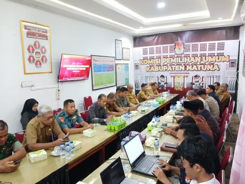 Anggota Bawaslu Kabupaten Natuna Sudarsono pada saat menyampaikan hasil pengawasan PDPPeserta rapat Koordinasi PDPB Triwulan IV bersama KPU Kabupaten Natuna beserta instansi terkait pada (02/12/2025)