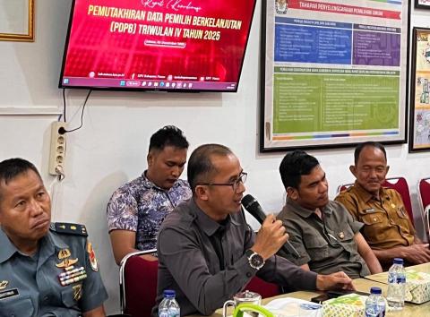 Anggota Bawaslu Kabupaten Natuna Sudarsono pada saat menyampaikan hasil pengawasan PDPB Triwulan IV dalam rapat Koordinasi bersama KPU Kabupaten Natuna beserta instansi terkait pada (02/12/2025)