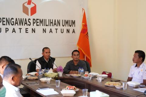 Anggota Bawaslu Kabupaten Natuna Sudarsono dan Anggota KPU Kabupaten Natuna Tomi Yanto pada saat mengikuti kegiatan penguatan kelembagaan Bawaslu Kabupaten Natuna pada (24/12/2025)