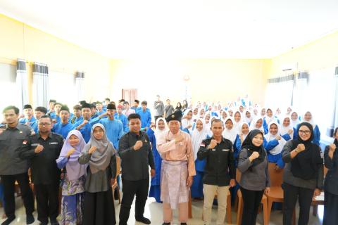 Foto bersama ketua dan anggota Bawaslu Kabupaten Natuna bersama para siswa dan kepala sekolah SMAN 1 Bunguran Utara dalam kegiatan Sosialisasi Pengawasan Partisipatif (Jumat, 10/04/2026)