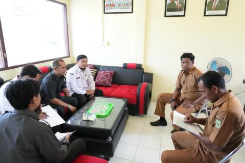 Anggota Bawaslu Kabupaten Natuna Sudarsono melakukan pengawasan COKTAS PDPB di Desa Binjai Kecamatan Bunguran Tengah pada (04/05/2026)