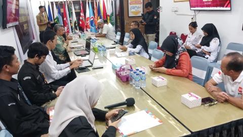 Anggota Bawaslu Kabupaten Natuna Ila Rapat Pleno PDPB Triwulan II di Kantor KPU Kabupaten Natuna (01/07/2026)