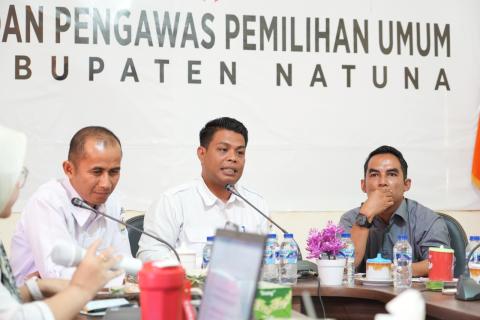 Ketua dan anggota Bawaslu Kabupaten Natuna dalam kegiatan Manajemen SDM Pengawas dan Kesekretariatan Bawaslu Kabupaten Natuna (19/08/2026)