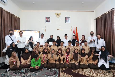 Foto bersama peserta pada kegiatan sosialisasi kepemiluan kepada disabilitas di SLB Negeri Natuna (26/08/2026)