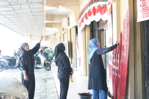 Staf sedang gotongroyong