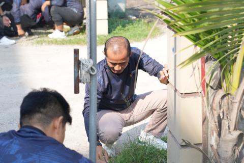 Sudarsono Anggota Bawaslu sedang gotongroyong
