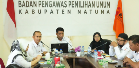 Ketua Bawaslu Kabupaten Natuna Siswandi, S.Sos pada saat menyampaikan materi terkait pelayanan informasi publik dalam kegiatan Pengelolaan dan Layanan Data dan Informasi Publik Bawaslu Kabupaten Natuna (19/08/2026)