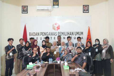 Foto bersama peserta kegiatan Pendidikan Pengawas Partisipatif (P2P) Bawaslu Kabupaten Natuna dengan jajaran Komisioner dan Sekretariat Bawaslu Kabupaten Natuna