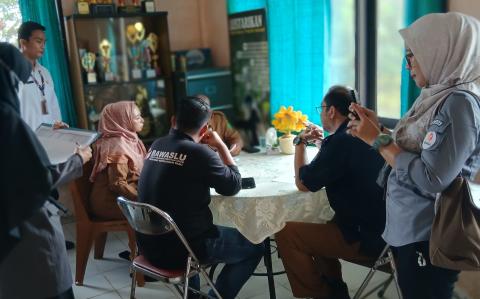 Ketua Bawaslu Kabupaten Natuna bersama staf pada saat melakukan pengawasan Coktas di Kelurahan Ranai Darat (08/09/2026)