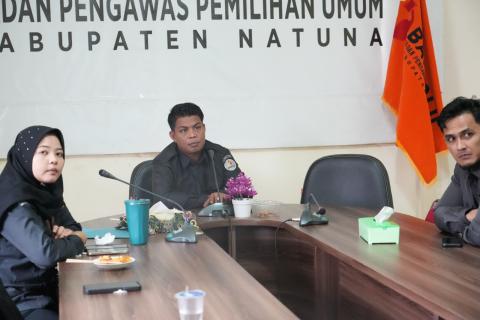 Ketua Bawaslu Kabupaten Natuna beserta staf pada saat mengikuti kegiatan Rakor Sosialisasi Keputusan Ketua Bawaslu RI tentang Pedoman Penyusunan Renstra (26/10/2026)