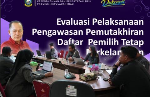 Ketua Bawaslu Kabupaten Natuna bersama anggota dan jajaran staf Bawaslu Kabupaten Natuna pada saat mengikuti zoom Rakor Evaluasi Pengawasan Pemutakhiran Daftar Pemilih Berkelanjutan yang dilaksanakan oleh Bawaslu Provinsi Kepri pada (19/10/2026).