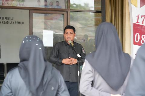 Ketua Bawaslu Kabupaten Natuna Siswandi, S.Sos saat memberikan arahan pada apel Senin (26/10/2026)