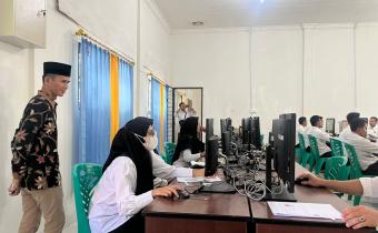 Anggota Bawaslu Natuna Sudarsono saat melakukan pengawasan tes tertulis calon anggota PPK di SMAN 1 Ranai