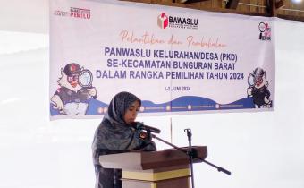 Anggota Bawaslu Kabupaten Natuna Ila Nurlaila saat memberikan sambutan dalam kegiatan pelantikan PKD se-Kecamatan Bunguran Barat pada Minggu (02/06/2024)