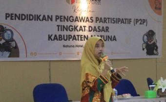 Ila Nurlaila (Anggota Bawaslu Kabupaten Natuna) saat menyampaikan materi dalam kegiatan Pendidikan Pengawas Partisipatif (P2P) yang dilaksanakan oleh Bawaslu Kabupaten Natuna pada 13-14 Juli 2024 di Hotel Natuna