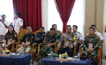 Anggota Bawaslu Kabupaten Natuna Sudarsono, S.E saat menghadiri sekaligus mengawasi rapat pleno pengundian nomor uruta dan penetapan pasangan calon bupati dan wakil bupati Natuna di Adiwana Jelita Sejuba pada (23/09/2024)