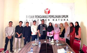 Foto Bersama Kader Pengawas Partisipatif Kabupaten Natuna Bersama Kordiv HP2H Ibu Ila Nurlaila, Ade Irfan Santosa (Staf Bawaslu Provinsi Kepulauan Riau) pada saat forum diskusi Bawaslu Kabupaten Natuna bersama KPP Se-Provinsi Kepri (07/09/2024)