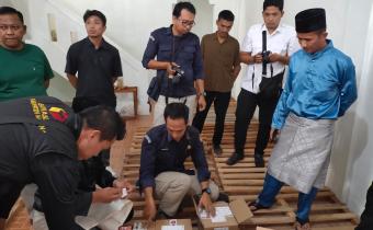 Anggota Bawaslu Kabupaten Natuna Sudarsono saat melakukan pengawasan distribusi logistik Pemilihan Tahun 2024 di Kantor KPU Kabupaten Natuna (24/09/2024)