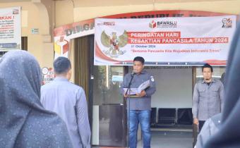 Ketua Bawaslu Kabupaten Natuna Siswandi, S.Sos pada saat menjadi pembina apel peringatan hari kesaktian Pancasila di Halaman Kantor Sekretariat Bawaslu Kabupaten Natuna, Selasa (01/10/2024).