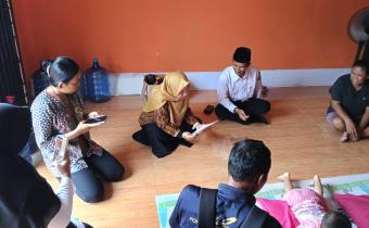 Anggota Bawaslu Provinsi Kepri Maryamah dan Anggota Bawaslu Natuna Sudarsono melakukan uji petik PDPB di salah satu rumah warga di Kecamatan Bunguran Tengah (27/08/2025)