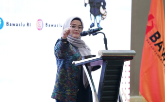 Anggota Bawaslu Lolly Suhenty membuka Rapat Kerja Teknis Penyusunan Kebijakan Pengawasan Partisipatif serta Kick-off Pendidikan Pengawasan Partisipatif Dalam Jaringan yang digelar secara luring dan daring, di Jakarta, Kamis malam (23/10/2025). Foto: Pemberitaan dan Publikasi Bawaslu RI