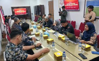 Ketua dan Anggota Bawaslu Kabupaten Natuna saat menghadiri Rapat Pleno Rekapitulasi Daftar Pemilih Berkelanjutan Triwulan Ketiga Tahun 2025 Kabupaten Natuna di Kantor KPU Kabupaten Natuna (02/10/2025)