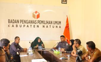 Rosnawati selaku anggota Bawaslu Provinsi Kepulauan Riau saat melakukan monitoring pengelolaan PPID di Bawaslu Kabupaten Natuna pada (20/10/2025)