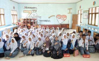 Foto bersama dengan para siswa-siswi pada saat kegiatan sosialisasi pemilih pemula yang dilaksanakan oleh Bawaslu Natuna bersama Anggota Bawaslu Provinsi Kepri Dr. Maryamah, M.Pd,I di SMAN 1 Bunguran Timur Laut pada (24/11/2025)