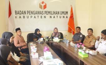 Penyampaian materi oleh Anggota Bawaslu Provinsi Kepri Maryamah dalam kegiatan rapat koordinasi pemutakhiran data pemilih berkelanjutan (PDPB) di kantor sekretariat Bawaslu Kabupaten Natuna (25/11/2025)