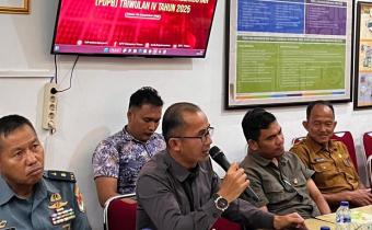 Anggota Bawaslu Kabupaten Natuna Sudarsono pada saat menyampaikan hasil pengawasan PDPB Triwulan IV dalam rapat Koordinasi bersama KPU Kabupaten Natuna beserta instansi terkait pada (02/12/2025)
