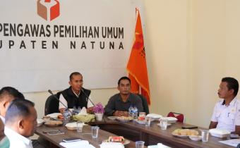 Anggota Bawaslu Kabupaten Natuna Sudarsono dan Anggota KPU Kabupaten Natuna Tomi Yanto pada saat mengikuti kegiatan penguatan kelembagaan Bawaslu Kabupaten Natuna pada (24/12/2025)